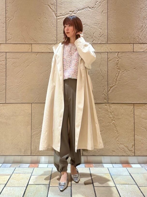 トレンチコートとサテンパンツのコーデ