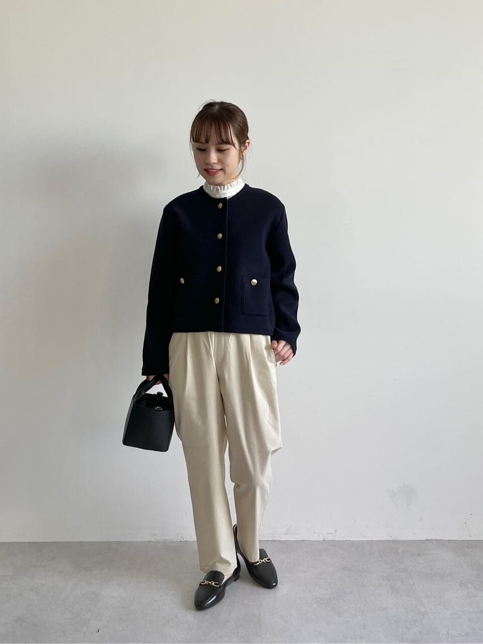 カーディガンとテーパードパンツのコーデ