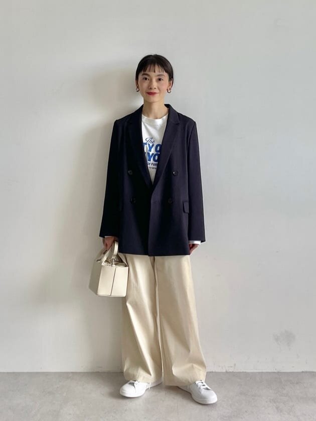 テーラードジャケットとベイカーパンツのコーデ