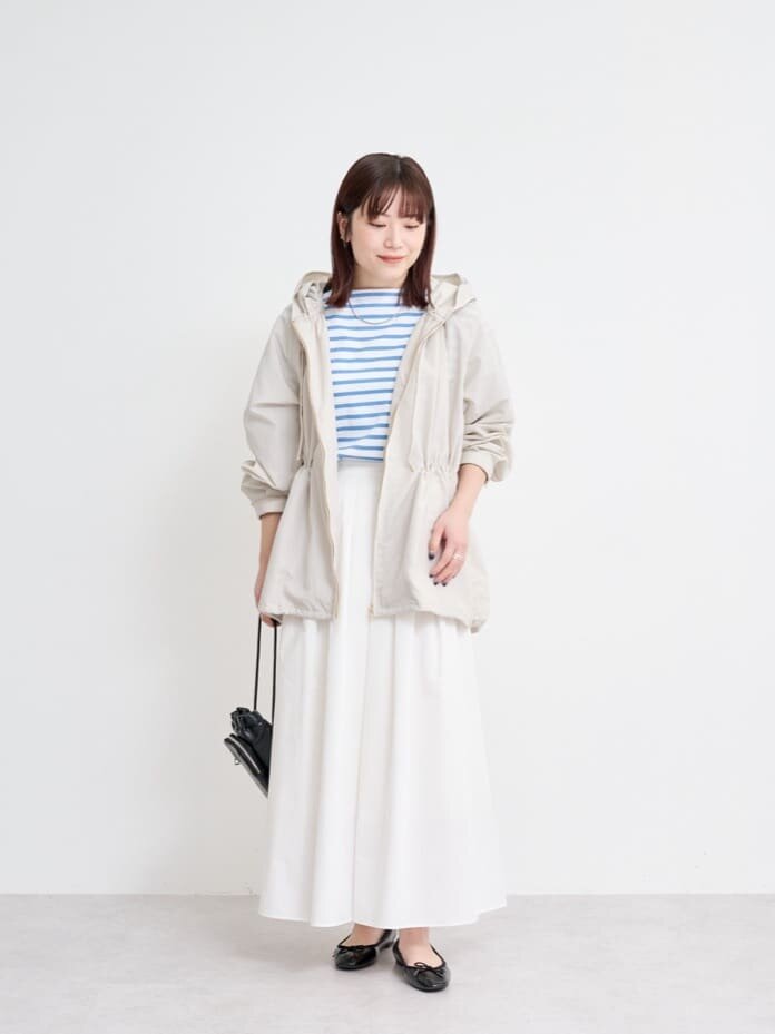 フードブルゾンとフレアスカートのコーデ