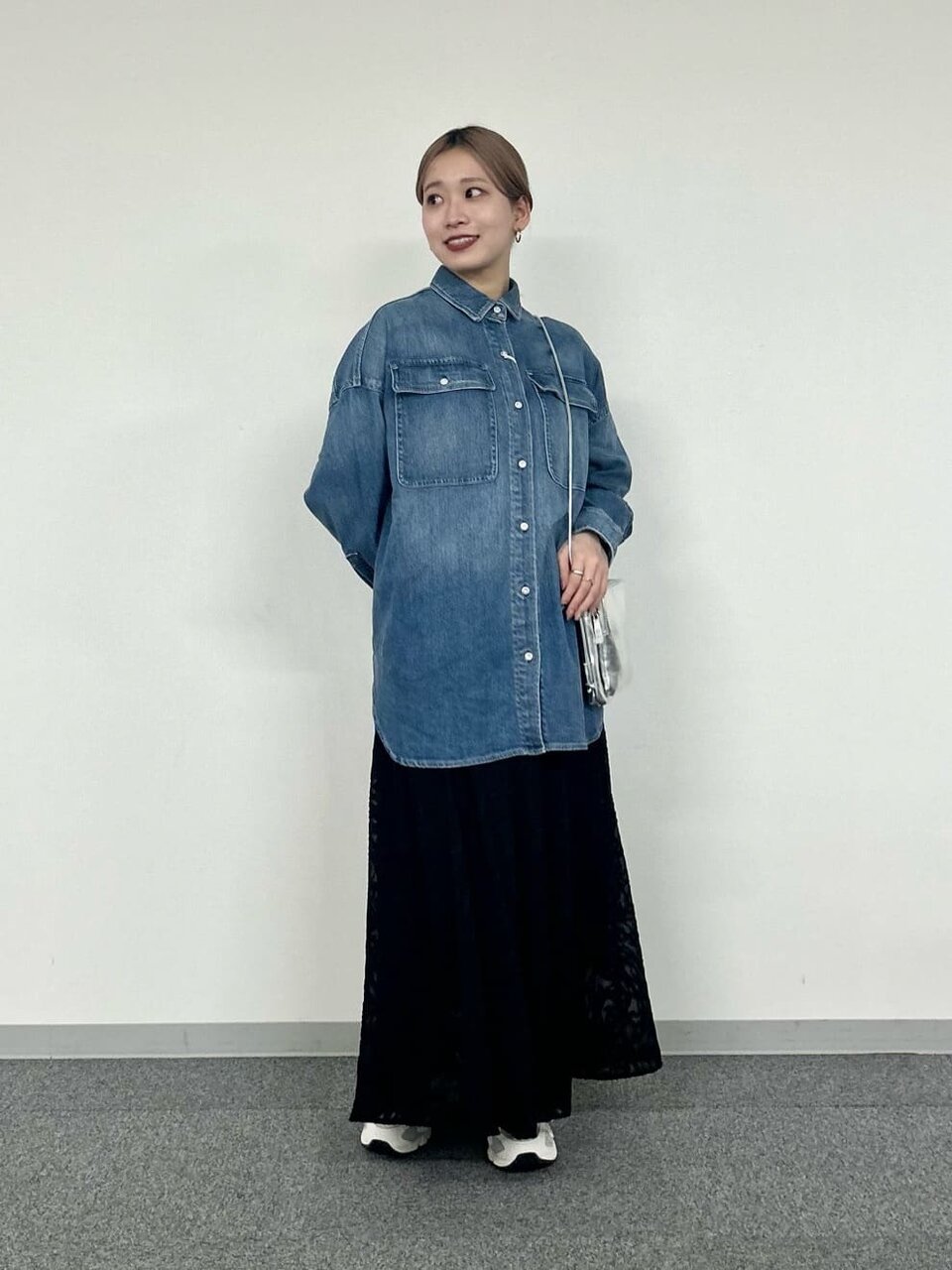 デニムシャツとフレアスカートのコーデ