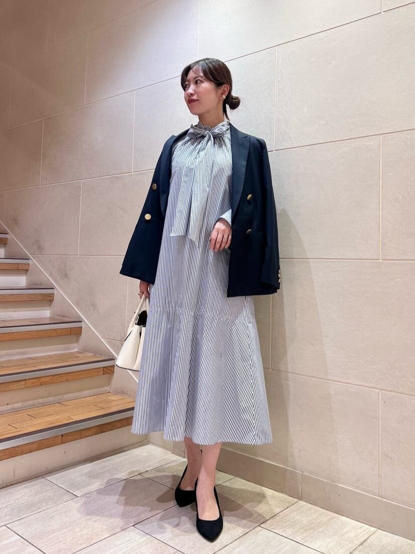 テーラードジャケットとワンピースのコーデ