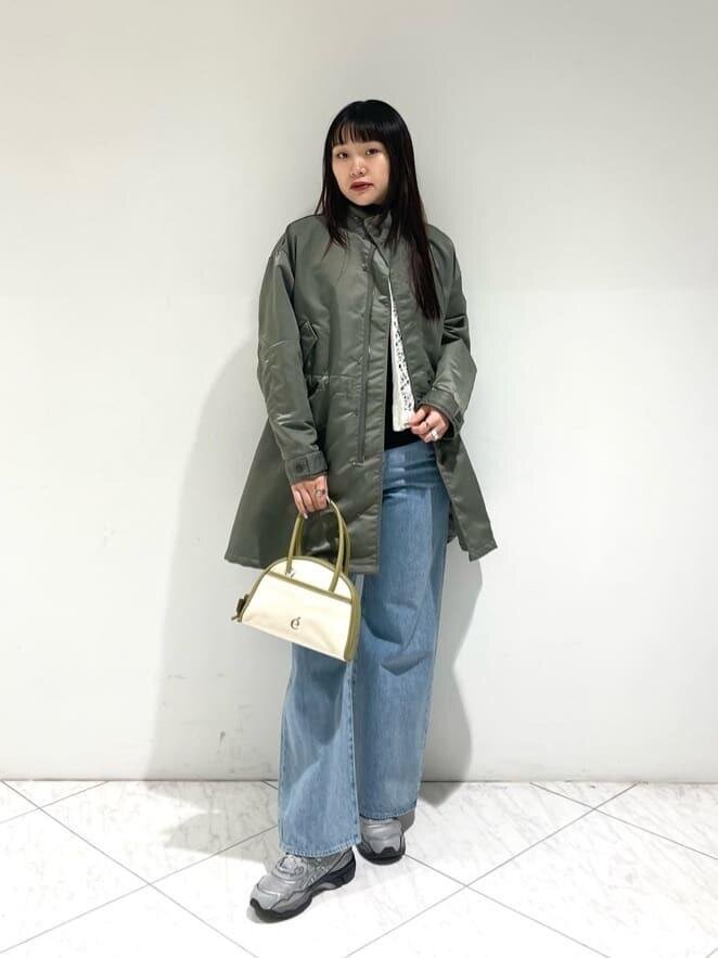 モッズコートを着た女性