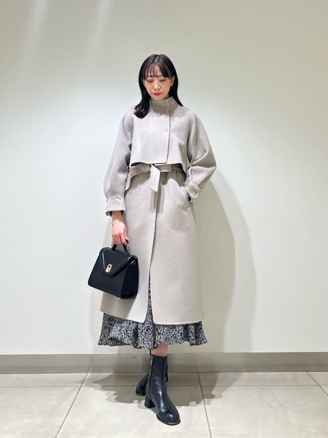 リバーコートを着た女性