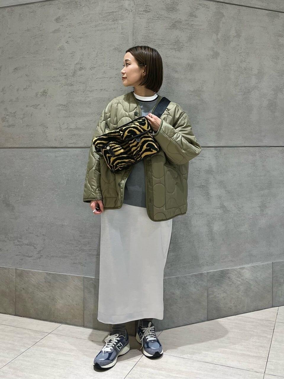 キルトジャケットを着た女性