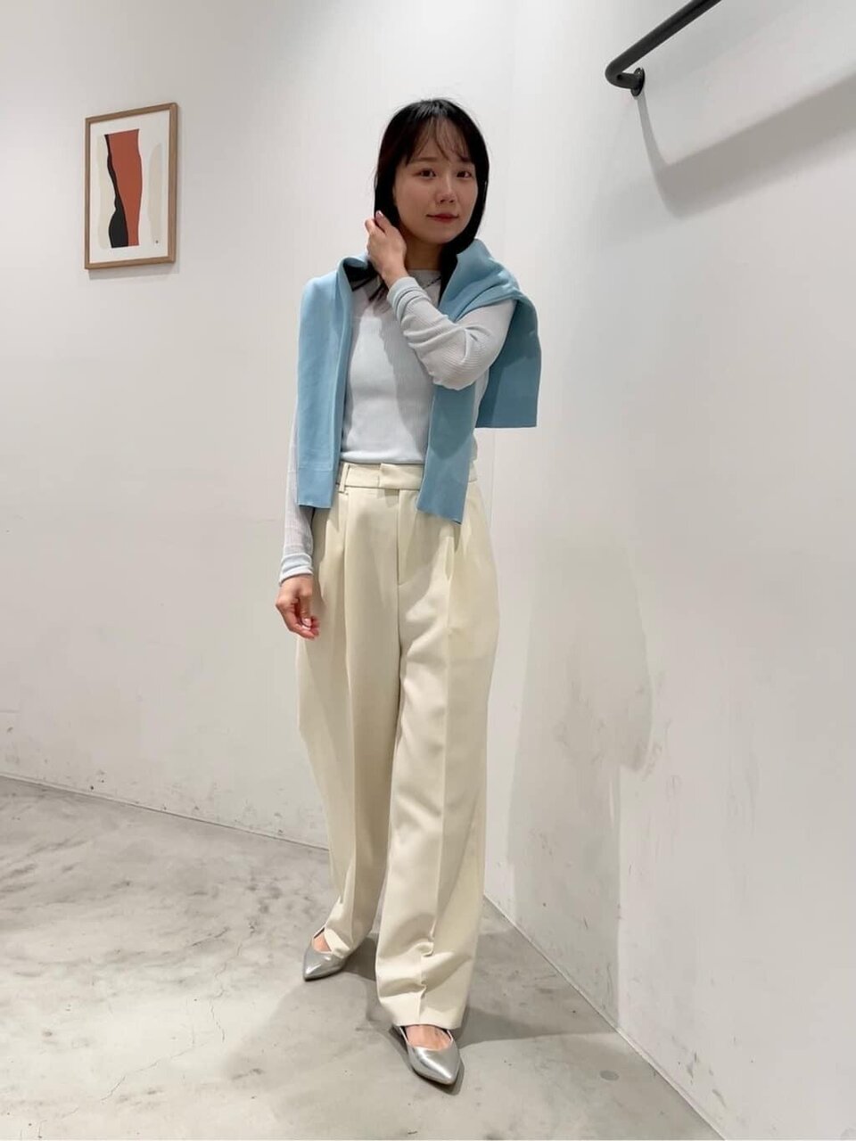 ブルーノカーディガンを羽織った女性