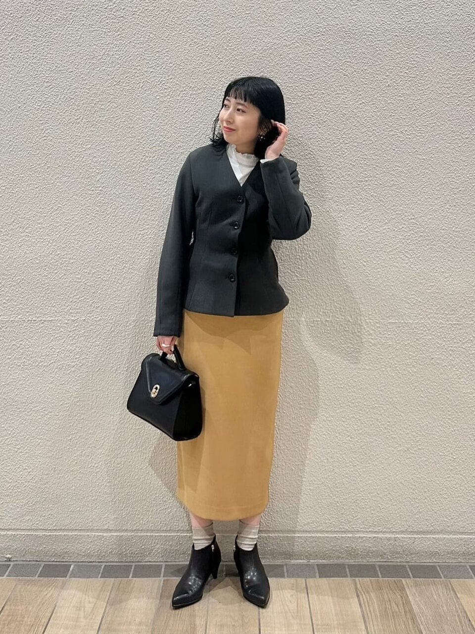 ノーカラージャケット×Iライン サテン スカートのコーデ