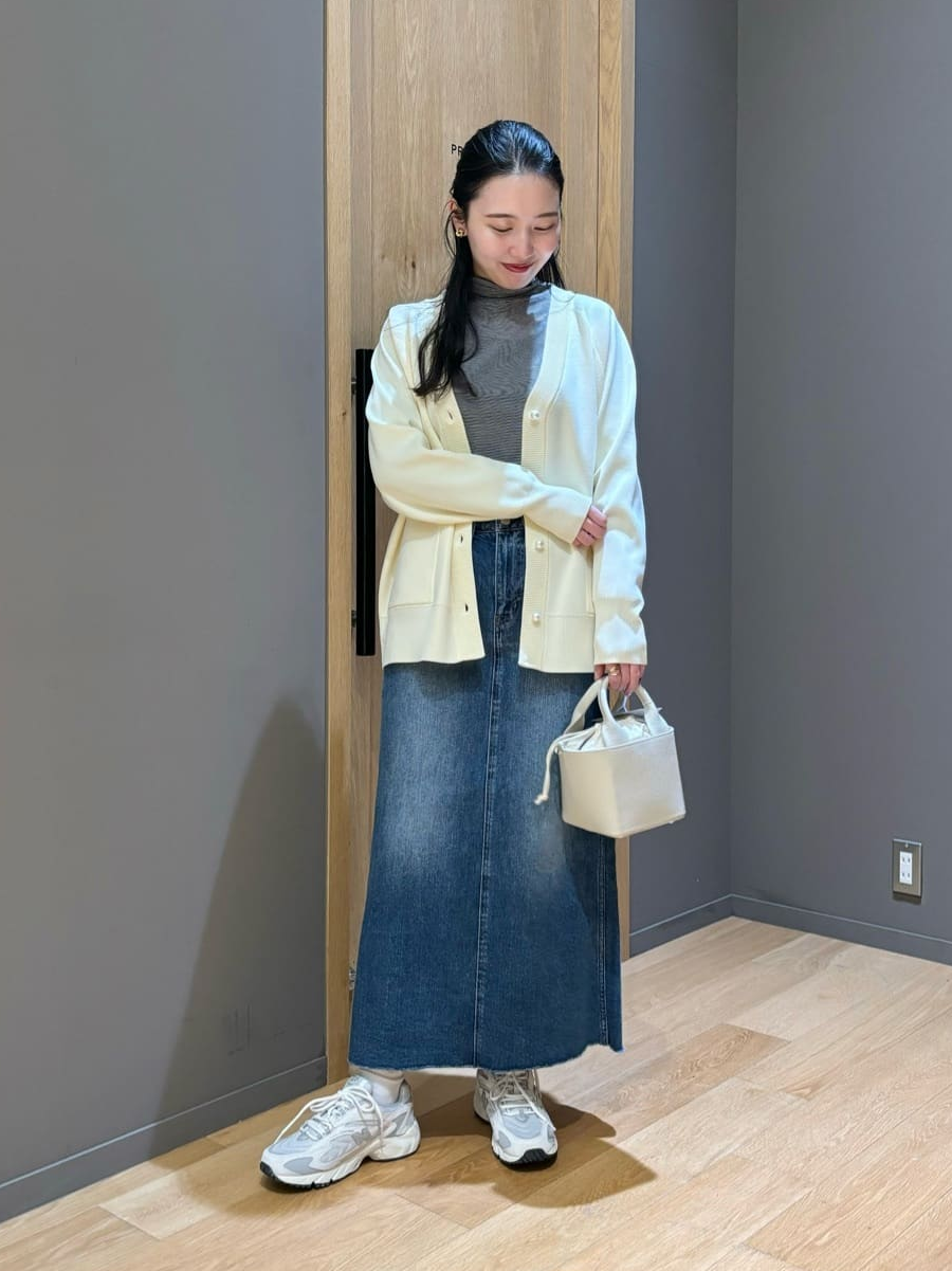 白のカーディガンを着た女性