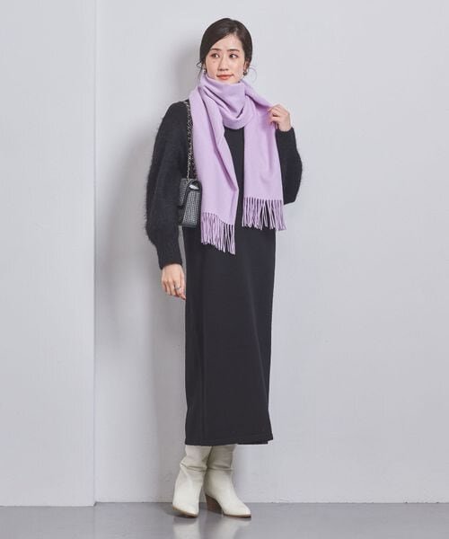 マフラーを身に着けた女性