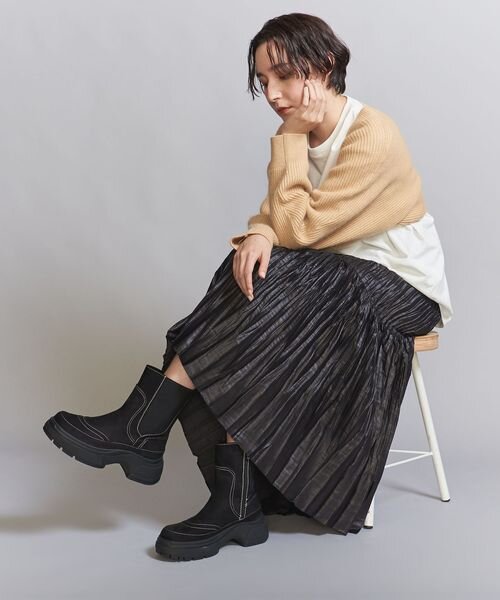 ショートブーツを履いた女性