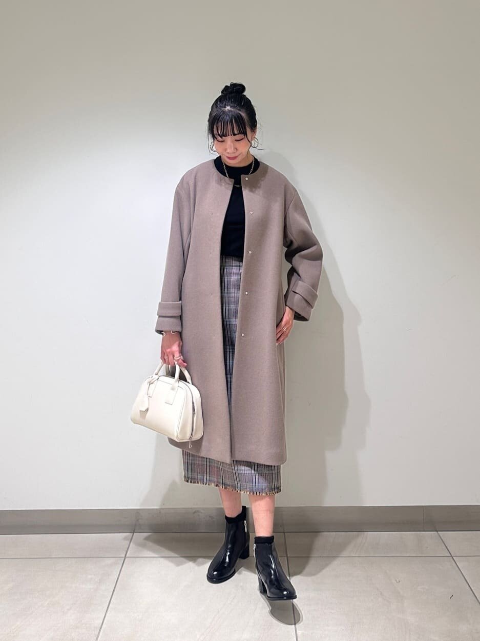 ノーカラーコート×ショートブーツのコーデ
