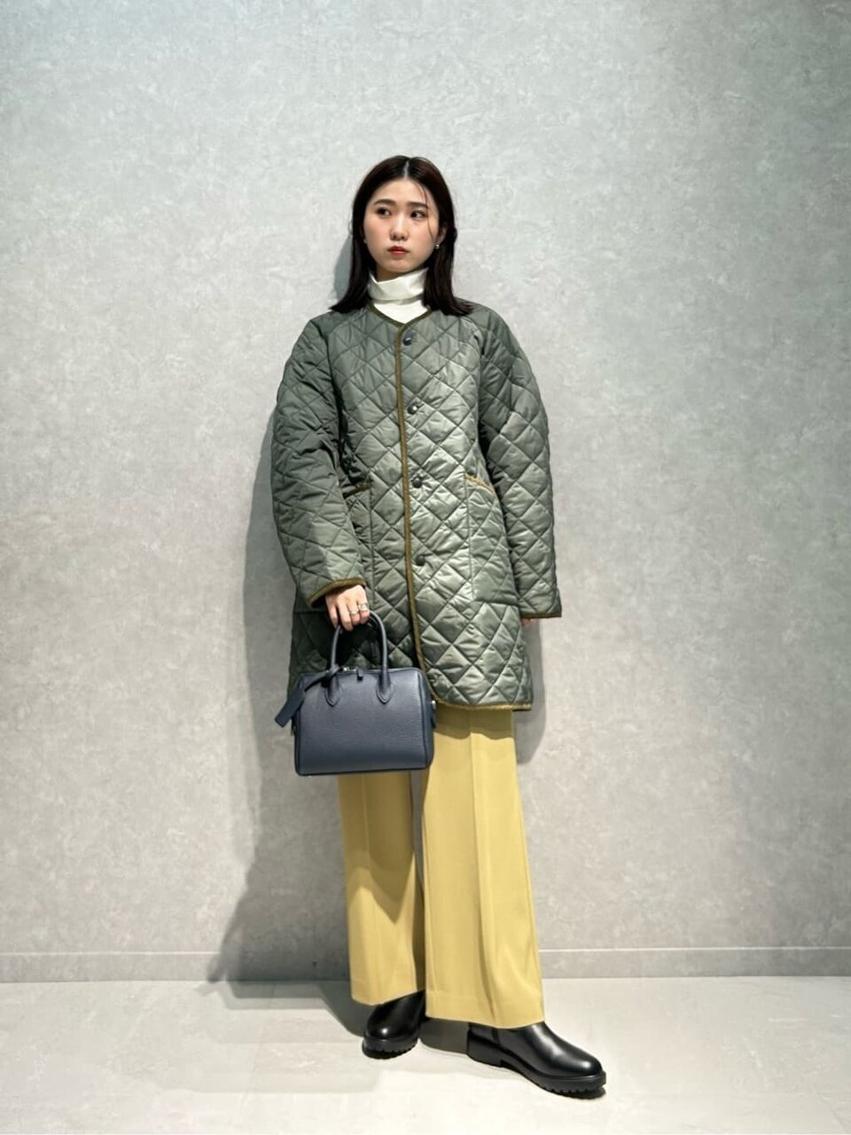 キルティングジャケット×フレアパンツのコーデ