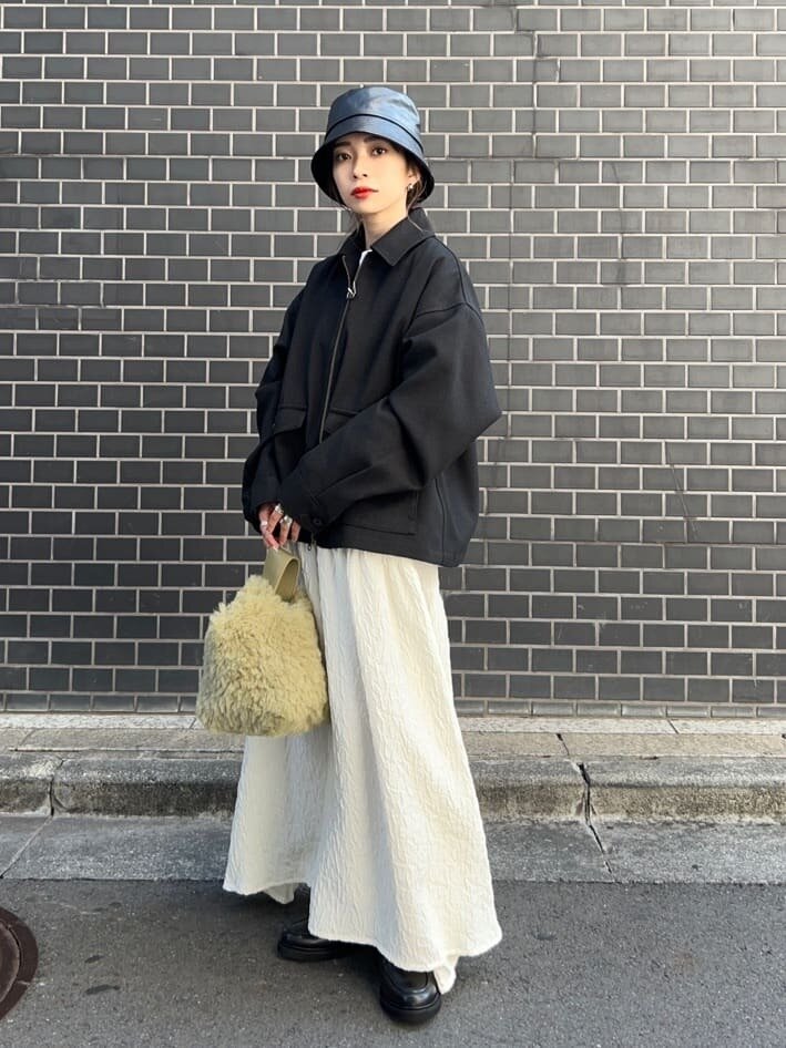 黒のブルゾンを着た女性