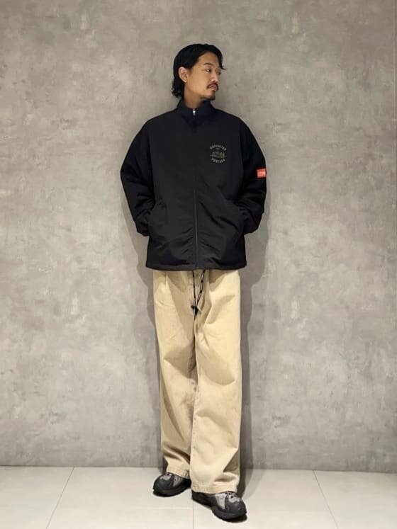 ナイロンブルゾンを着用した男性