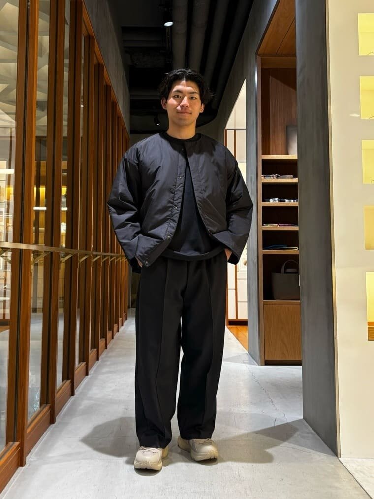 ノーカラーブルゾンを使ったモノトーンコーデ