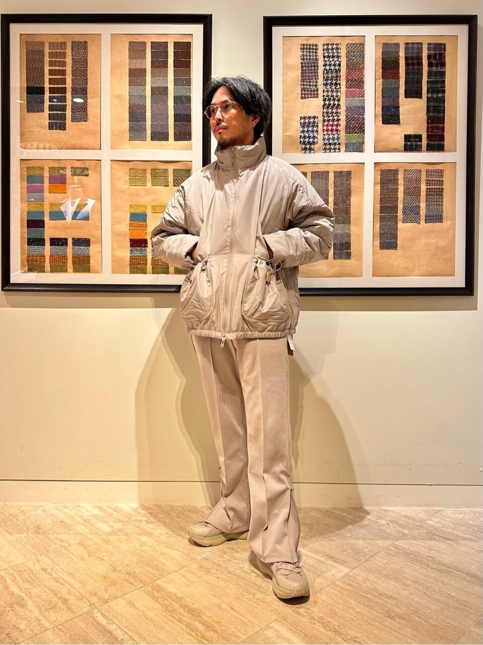 中綿入りのベージュのブルゾンを着用した男性