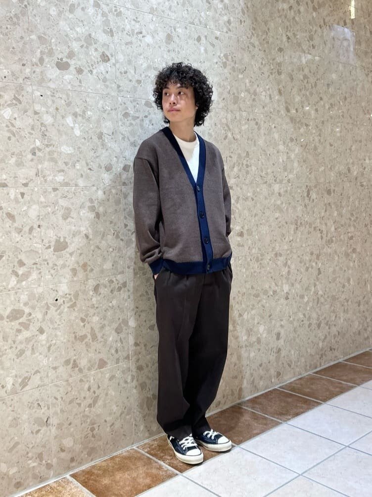 季節感のある配色のカーディガンコーデ