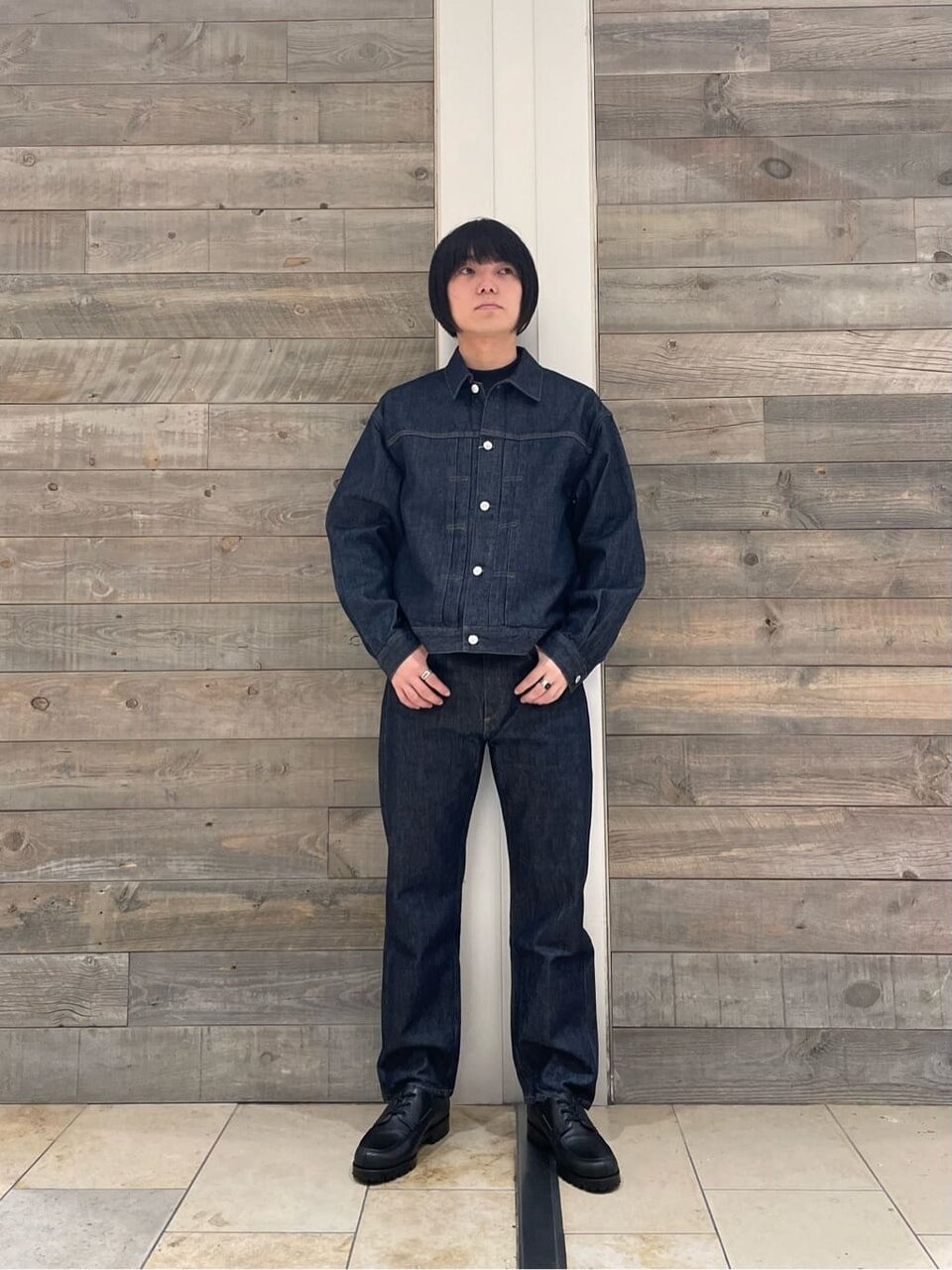 デニムのセットアップを着用した男性