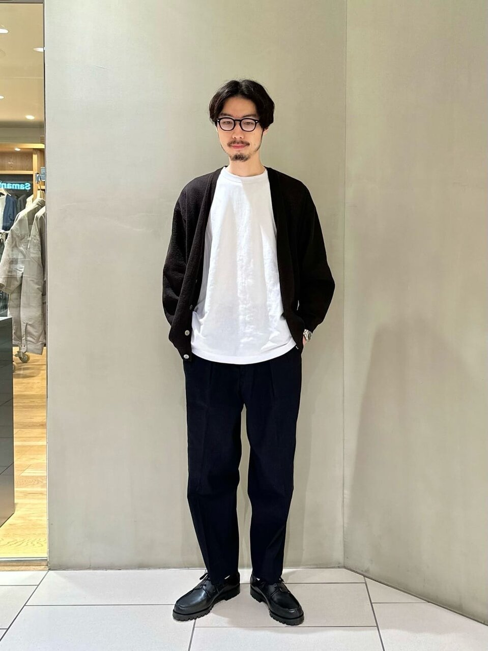 カーディガンを着用した男性