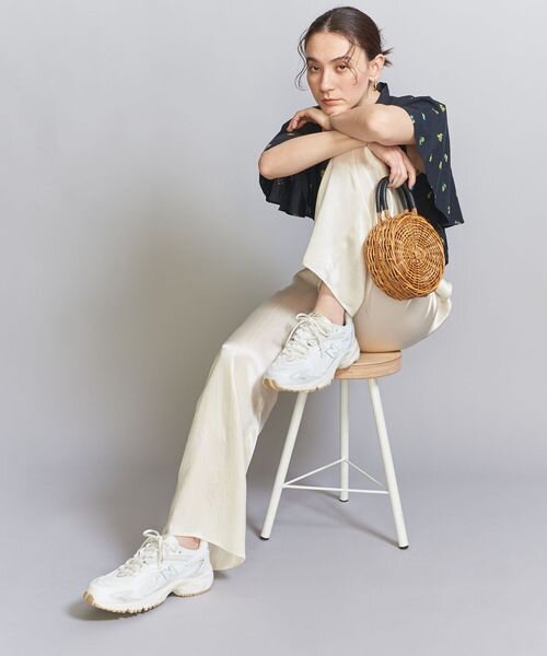 白のスニーカーを履いた女性