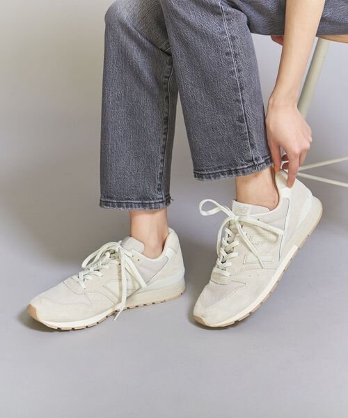 白のスニーカーを履く女性