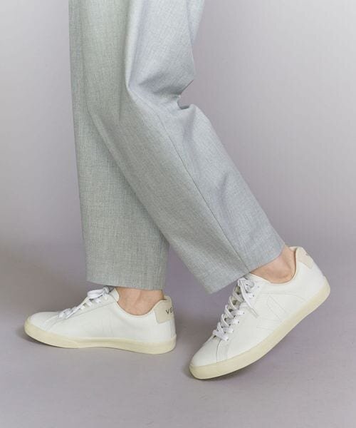 レザー素材のスニーカーを履いた女性