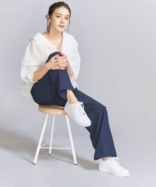 白いスニーカーを履いた女性