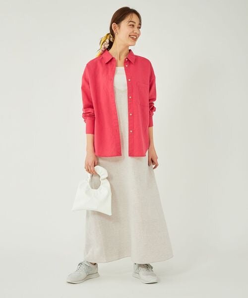 キャミソールワンピースにスニーカーをあわせたコーデ