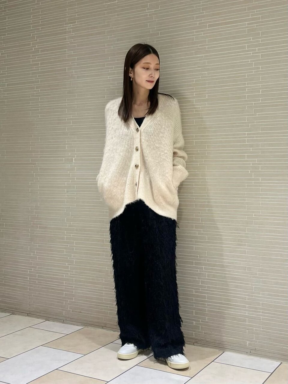 シャーリングブルゾンとスニーカーの女性