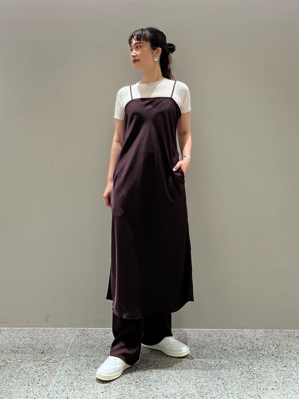 シャーリングブルゾンとスニーカーの女性