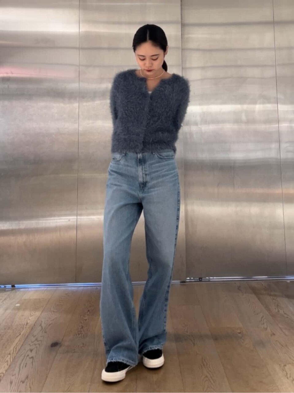 ニットとフレアスカートを着た女性