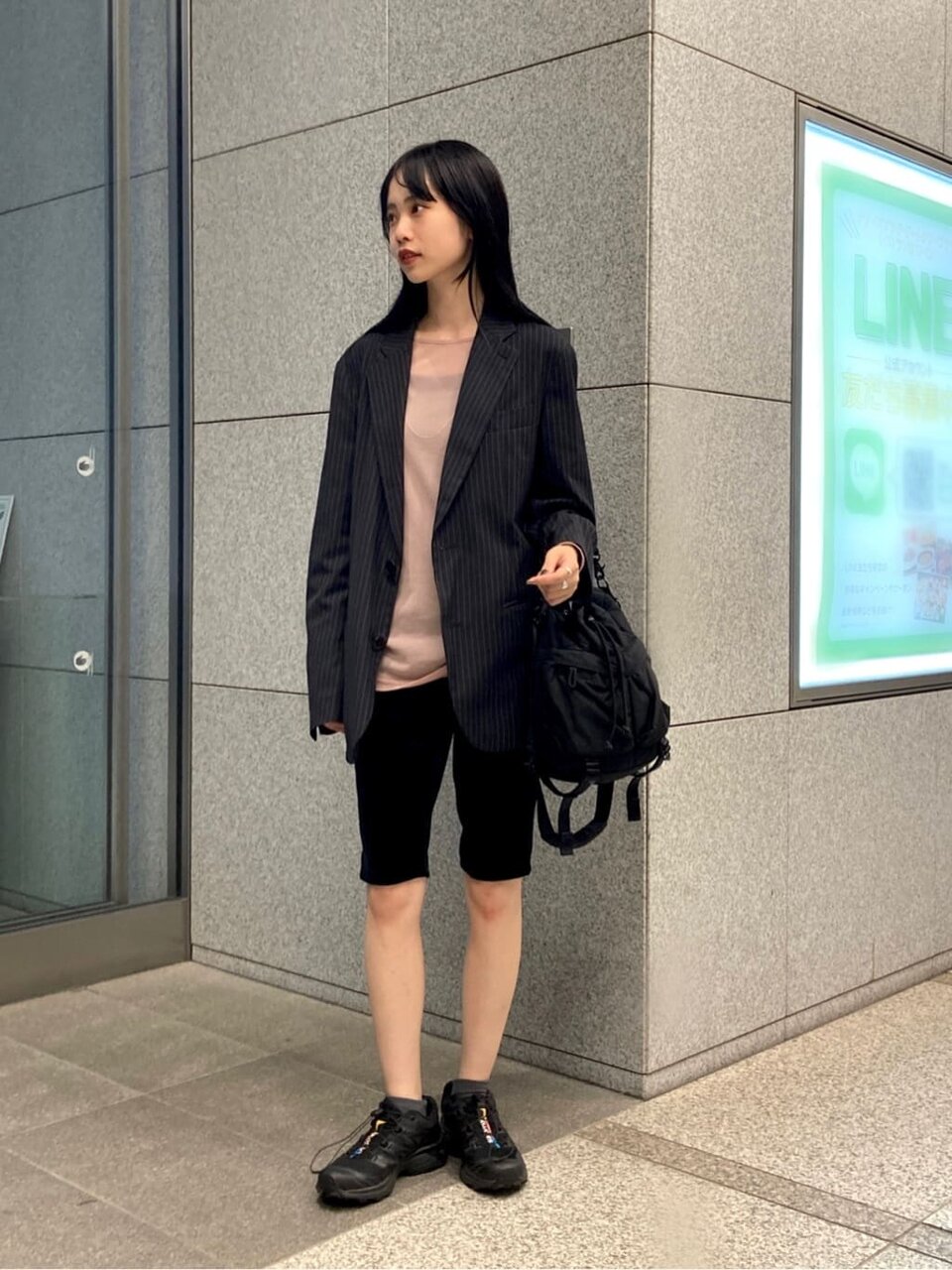 ニットとフレアスカートを着た女性