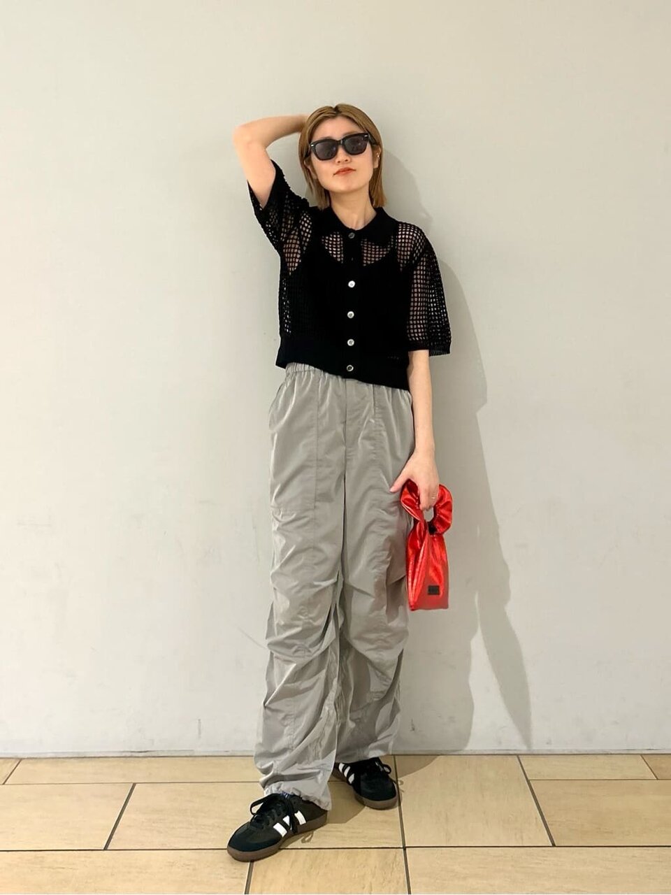 メッシュニットとスニーカーのコーデ