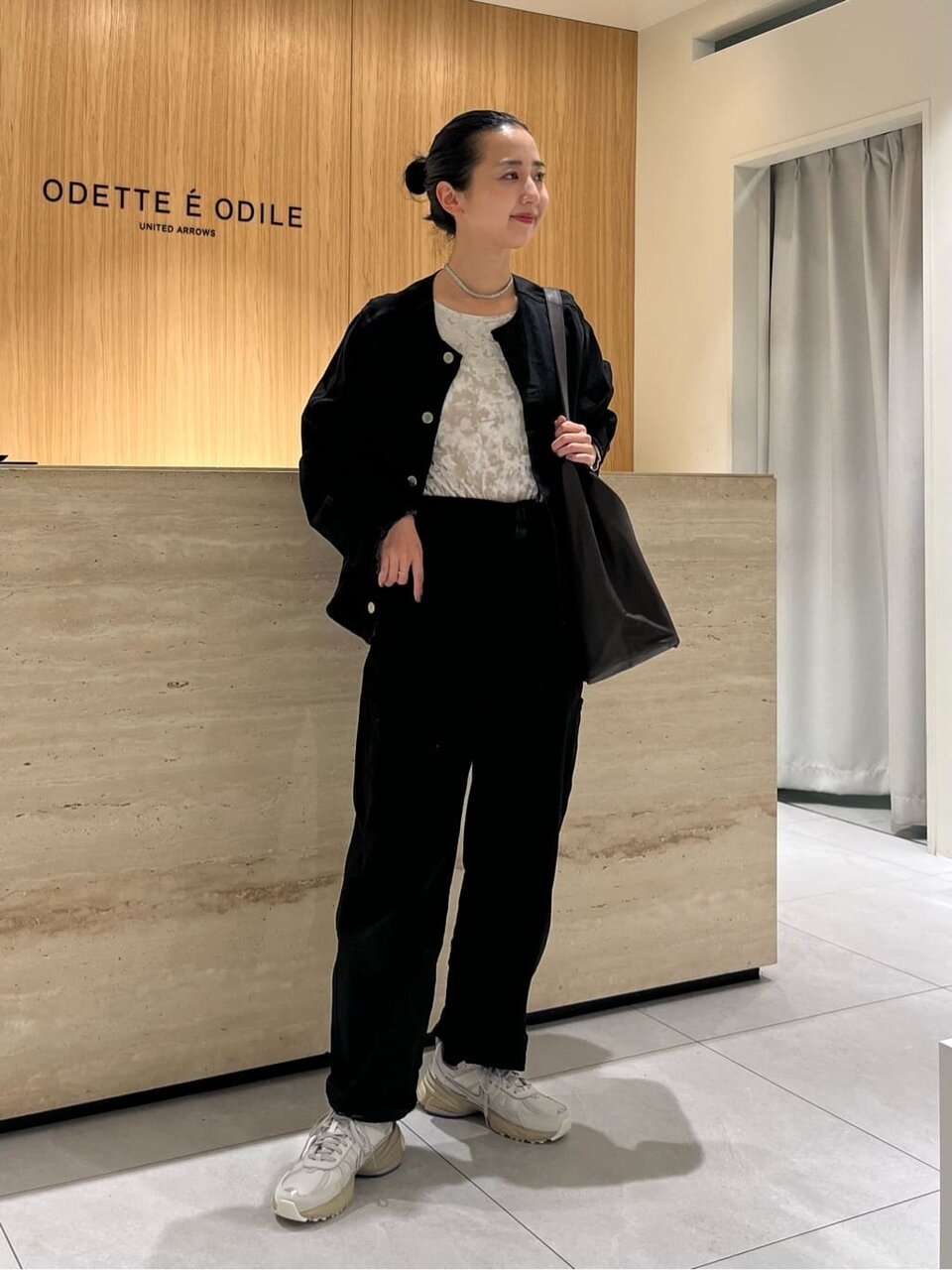 赤いニットとグレーのスカートを着た女性