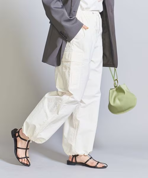 白いカーゴパンツをはいた女性