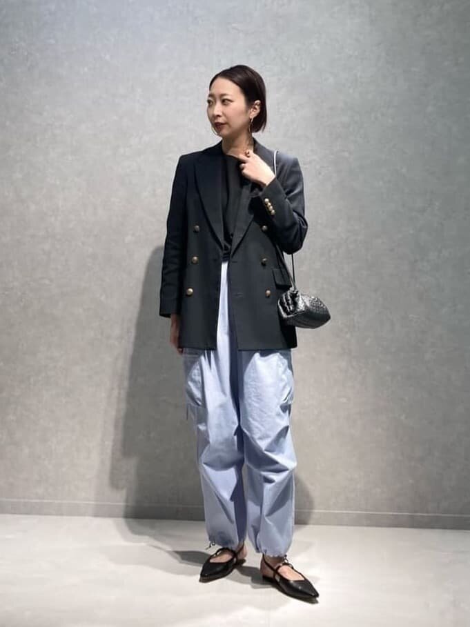 ジャケットとカーゴパンツのコーデ