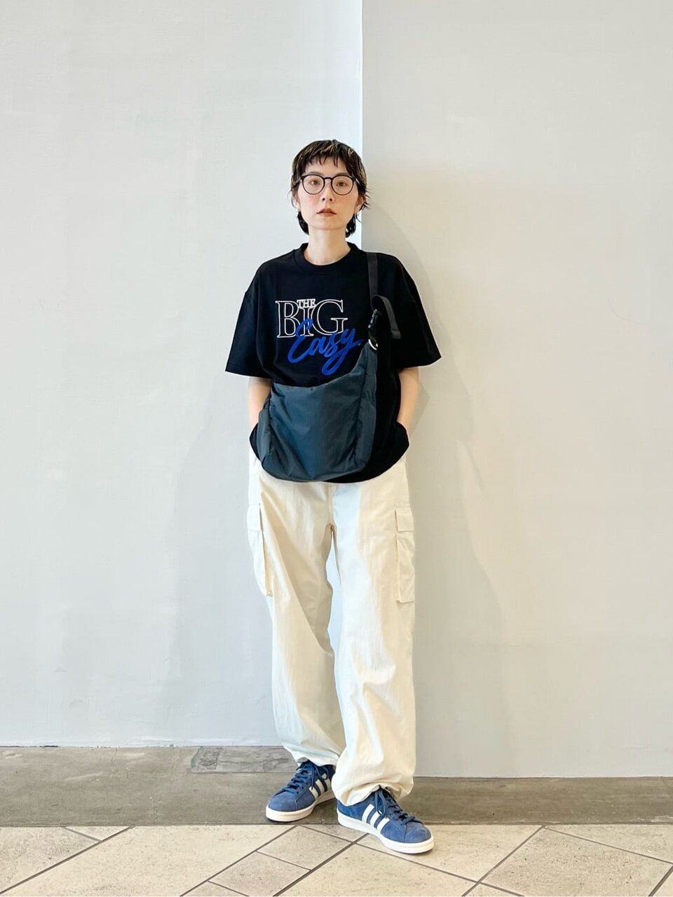 ロゴTシャツとカーゴパンツのコーデ