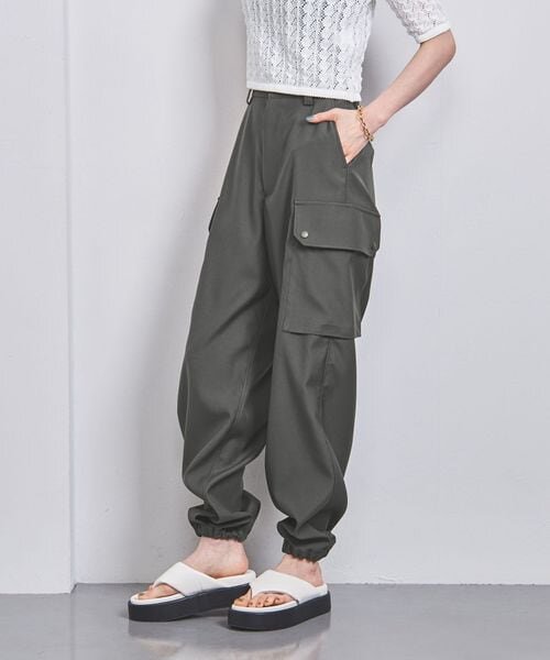 ポケットに手を入れる女性