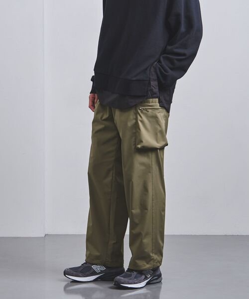 カーゴパンツをはいた男性