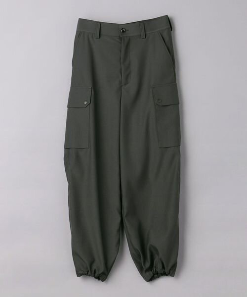 ダークグレイのカーゴパンツ-