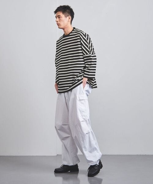 オーバーサイズのトップスとカーゴパンツを着寮した男性