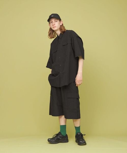 ハーフ丈のカーゴパンツをはいた男性