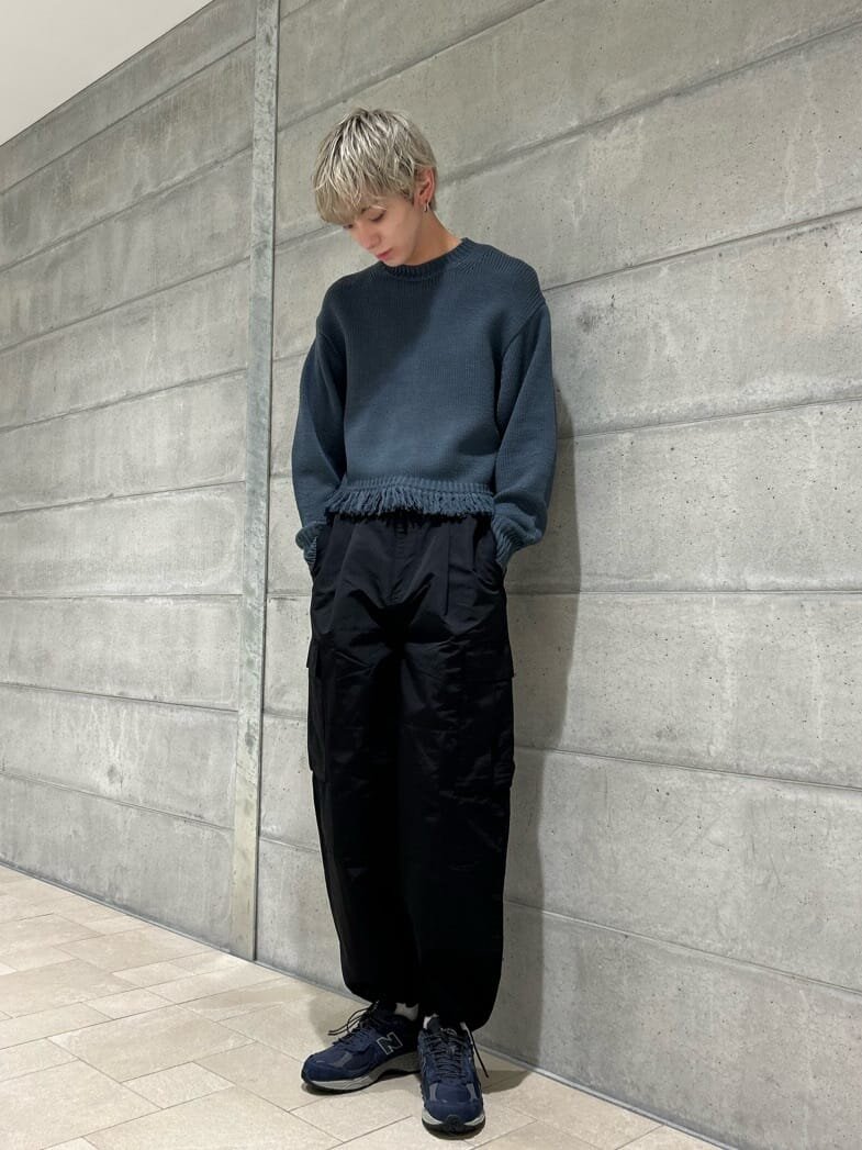 黒のカーゴパンツにニットをあわせたコーデ