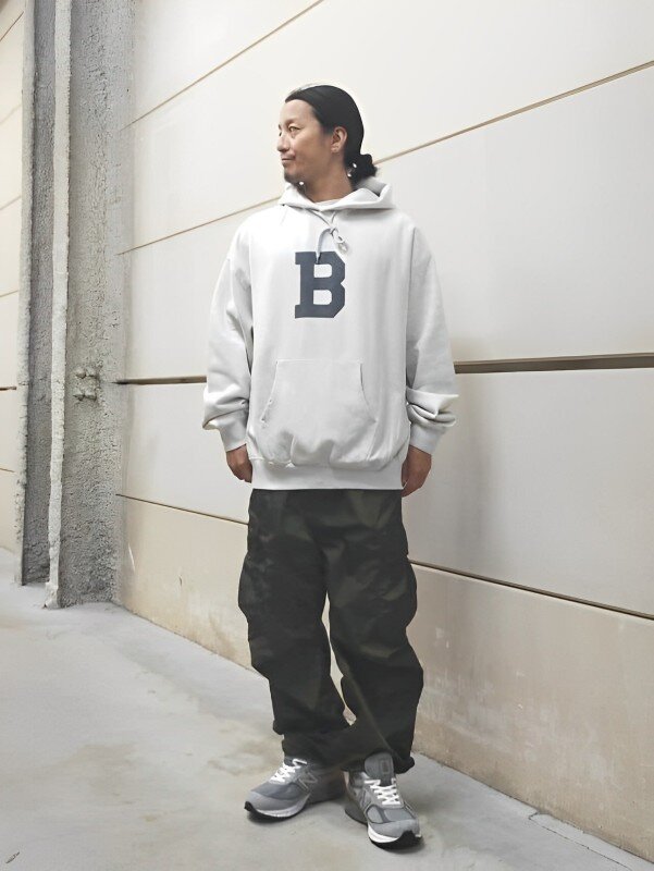 フーディを着た男性