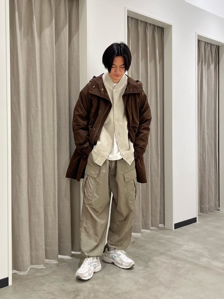 オリーブ色のカーゴパンツ×モッズコートのコーデ