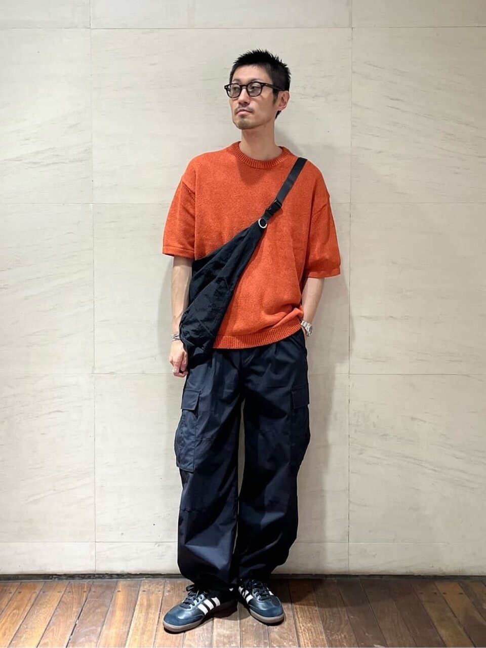 黒のカーゴパンツ×ショートスリーブニットのコーデ