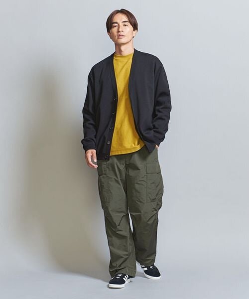 カーゴパンツを穿いた男性