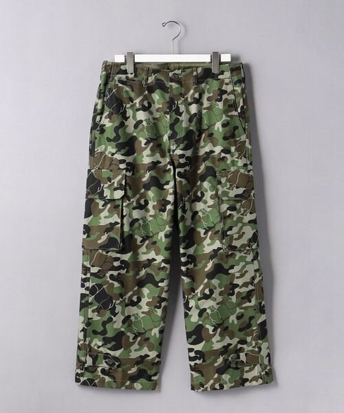 迷彩柄のカーゴパンツ
