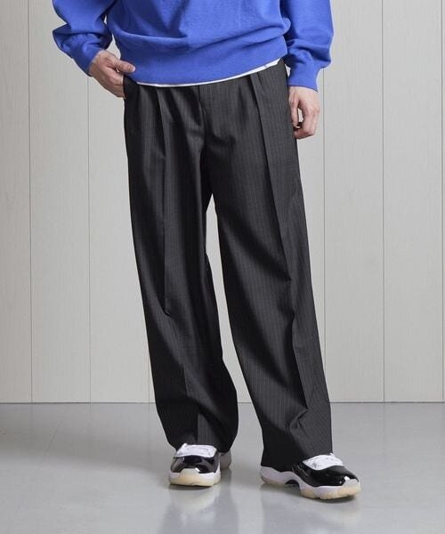 ストライプ柄のワイドパンツ