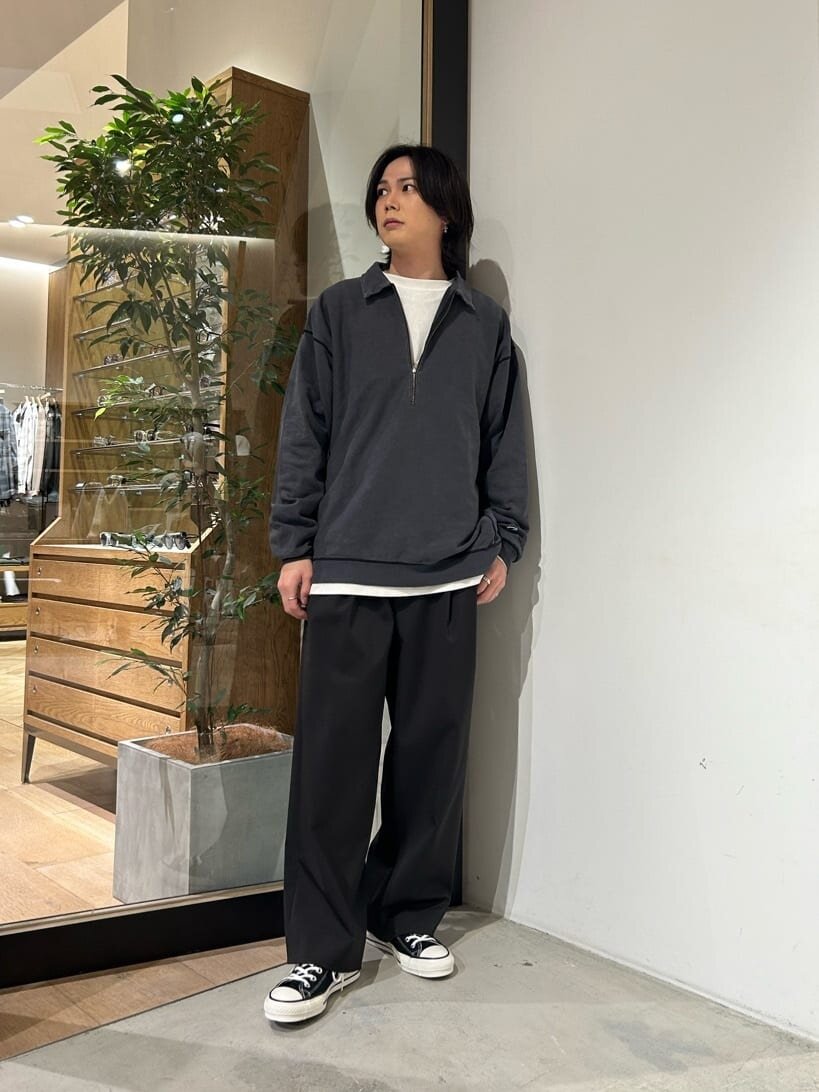 ワイドパンツとポロシャツのコーデ